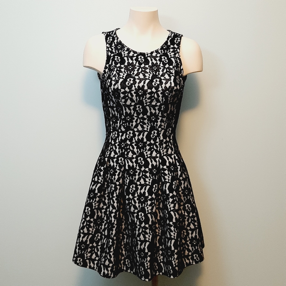 Black lace stretchy sleeveless dress